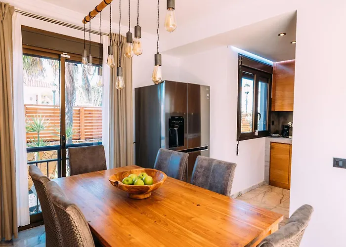 Paradise House: Piscina Privada, Playa 100m Villa